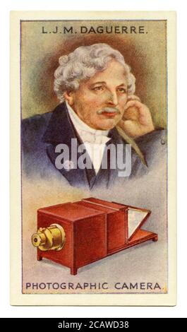 Une vieille carte à cigarettes (c. 1929) avec un portrait de Louis-Jacques-Mandé Daguerre (1787–1851), mieux connu sous le nom de Louis Daguerre et une illustration d'un appareil photo. Daguerre était un photographe français, reconnu pour son invention du processus de daguerréotype de la photographie. . Une exposition de la caméra d'une durée de plusieurs heures ou jours était nécessaire avant la méthode de Daguerre. Le daguerréotype a produit une image unique. Malgré cela, des millions de daguerréotypes ont été fabriqués, capables de détails fins. Un processus d'impression négatif-positif était disponible dans les années 1850. En 1860, peu de photographes utilisaient le processus de Daguerre. Banque D'Images