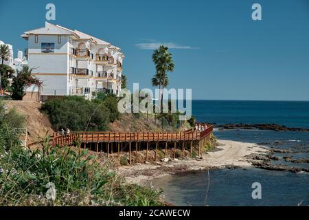 Senda Litoral, promenade en bois, de l'allée, promenade du front de mer, la connexion de plages de la Costa del Sol, La Cala, Andalousie, espagne. Banque D'Images