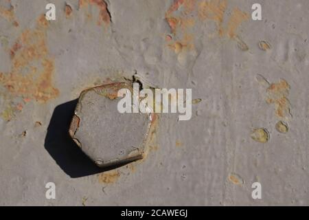 Détail d'une ancienne surface avec peinture exfoliée et rivets sur l'équipement militaire. Contexte militaire. Photo de haute qualité Banque D'Images