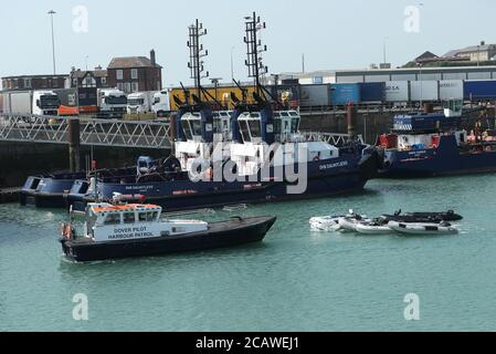 Un bateau de patrouille du port pilote de Douvres emportant des dingys en mer. Banque D'Images