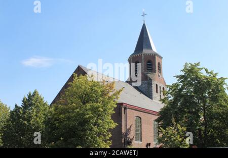 L'extérieur de l'église restaurée de St Martins (Sint Martinuskerk) à Deinze, en Flandre orientale, en Belgique, lors d'une journée ensoleillée de sommers. Banque D'Images