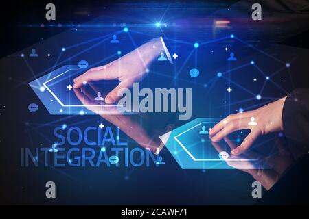Navigation dans les réseaux sociaux avec inscription À L'INTÉGRATION SOCIALE, concept de nouveaux médias Banque D'Images