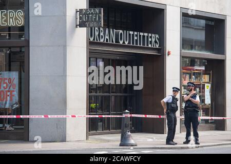 La police se trouve dans un cordon d'Oxford Street, près de la scène de Market place où un adolescent est décédé samedi après avoir été poignardé dans le West End de Londres. Banque D'Images