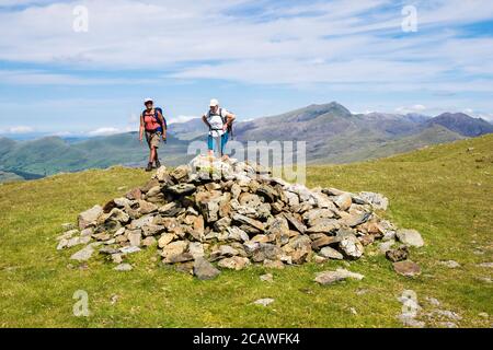 Deux femmes randonneurs qui font de la randonnée au sommet de la montagne Moel Hebog dans les montagnes du parc national de Snowdonia. Beddgelert, Gwynedd, pays de Galles, Royaume-Uni, Grande-Bretagne Banque D'Images