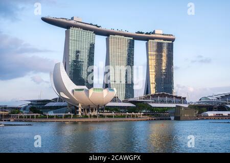 Singapour - 09 novembre 2020 : ville emblématique de Singapour, avec le Sands Resort, le Musée ArtScience et le quartier central des affaires. Banque D'Images