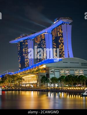 Singapour - 09 novembre 2020 : ville emblématique de Singapour, avec le Sands Resort, le Musée ArtScience et le quartier central des affaires. Banque D'Images