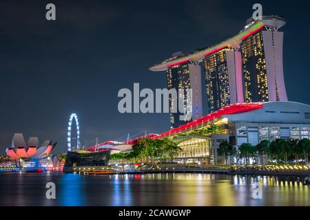 Singapour - 09 novembre 2020 : ville emblématique de Singapour, avec le Sands Resort, le Musée ArtScience et le quartier central des affaires. Banque D'Images