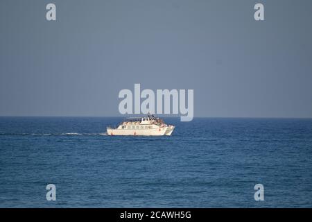 Bateau à moteur traversant la mer Méditerranée, à côté d'Oropesa del Mar, à Castelln, en Espagne. Banque D'Images