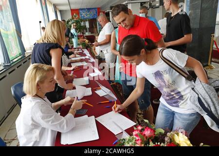 Minsk, Bélarus. 9 août 2020. Les gens se préparent à voter dans un bureau de vote à Minsk (Bélarus), le 9 août 2020. Les Biélorusses se dirigent vers les bureaux de vote de tout le pays dimanche, le jour de vote principal pour qu’ils élisent leur président. Credit: Henadz Zhinkov/Xinhua/Alamy Live News Banque D'Images