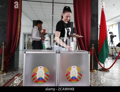 Minsk, Bélarus. 9 août 2020. Un électeur jette son bulletin de vote dans un bureau de vote à Minsk, au Bélarus, le 9 août 2020. Les Biélorusses se dirigent vers les bureaux de vote de tout le pays dimanche, le jour de vote principal pour qu’ils élisent leur président. Credit: Henadz Zhinkov/Xinhua/Alamy Live News Banque D'Images