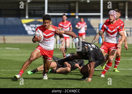 Regan Grace (5) de St Helens tente de passer Samisoni Langi (3) de Catalans Dragons Banque D'Images