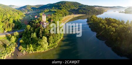 Château médiéval de Tropsztyn dans la petite Pologne, au bord de la rivière Dunajec. Grand panorama aérien à la lumière du lever du soleil Banque D'Images