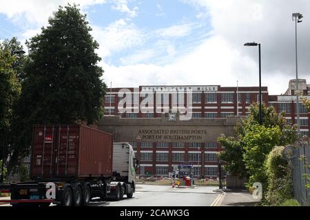 Un camion conduit à Solent Flour Mills, Associated British ports, Port de Southampton, Dock Gate 10, Southampton, Angleterre, Royaume-Uni, août 2020 Banque D'Images