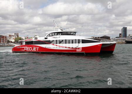 Service de ferry haute vitesse Red Jet 6, traversée de Solent à l'île de Wight en quittant Town Quay, Southampton, Angleterre, Royaume-Uni, août 2020 Banque D'Images