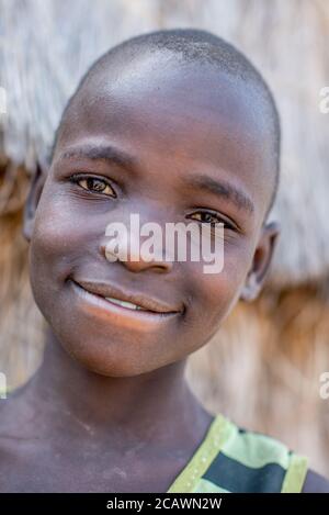 Portrait d'une jeune fille souriante de Karamojong dans le village de Hes, district de Moroto, Ouganda Banque D'Images