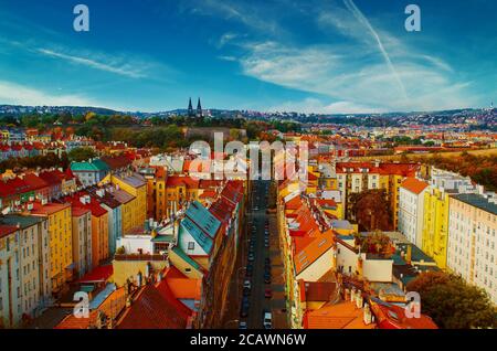 Vue sur le Vysegrad à Prague, République tchèque en automne avec cathédrale et toits rouges, voyage saisonnier Banque D'Images