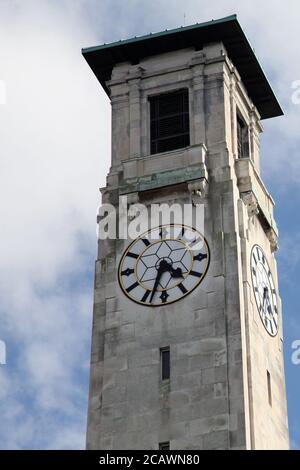 Kimber's Tower, une tour d'horloge en pierre au centre civique de Southampton conçue par l'architecte Ernest B. Webber, ville de Southampton, Angleterre, Royaume-Uni, août 2020 Banque D'Images