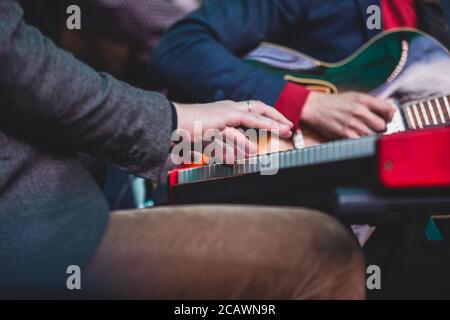 Vue en concert d'un piano à clavier musical pendant un orchestre de jazz musical, mains claviéristes pendant le concert, pianiste masculin sur scène Banque D'Images