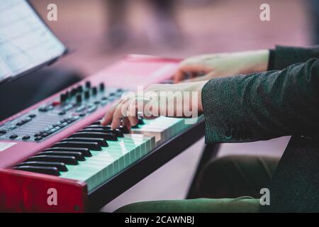 Vue en concert d'un piano à clavier musical pendant un orchestre de jazz musical, mains claviéristes pendant le concert, pianiste masculin sur scène Banque D'Images