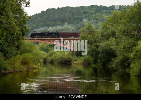 Une locomotive à vapeur traverse le pont Victoria sur le chemin de fer de Severn Valley à Bewdley, dans le Worcestershire. Banque D'Images