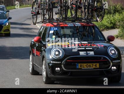 Cracovie, Pologne - 4 août 2018 : véhicule d'équipe sur la route de la course de vélo Tour de Bologne. TDP fait partie du prestigieux monde UCI Banque D'Images