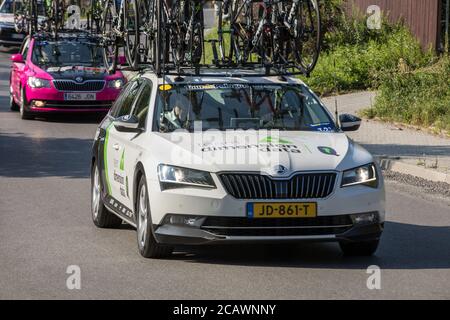 Cracovie, Pologne - 4 août 2018 : véhicule d'équipe sur la route de la course de vélo Tour de Bologne. TDP fait partie du prestigieux monde UCI Banque D'Images