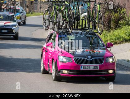 Cracovie, Pologne - 4 août 2018 : véhicule d'équipe sur la route de la course de vélo Tour de Bologne. TDP fait partie du prestigieux monde UCI Banque D'Images