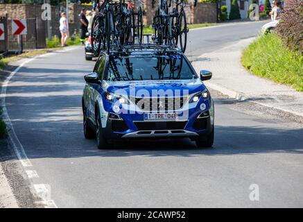 Cracovie, Pologne - 4 août 2018 : véhicule d'équipe sur la route de la course de vélo Tour de Bologne. TDP fait partie du prestigieux monde UCI Banque D'Images