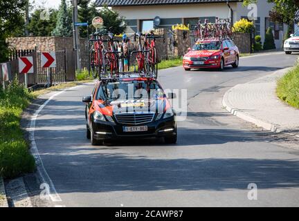 Cracovie, Pologne - 4 août 2018 : véhicule d'équipe sur la route de la course de vélo Tour de Bologne. TDP fait partie du prestigieux monde UCI Banque D'Images