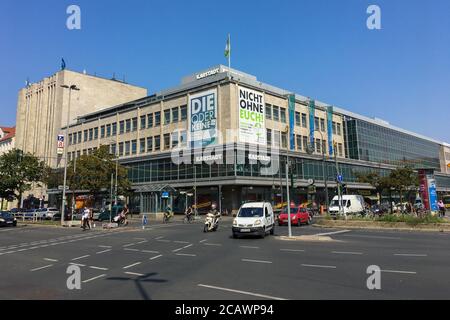 BERLIN, ALLEMAGNE - 08 AOÛT 2020: Karstadt grand magasin à Hermannplatz en été avec des voitures passant. Karstadt Warenhaus GmbH Banque D'Images