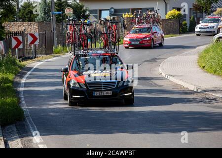 Cracovie, Pologne - 4 août 2018 : véhicule d'équipe sur la route de la course de vélo Tour de Bologne. TDP fait partie du prestigieux monde UCI Banque D'Images