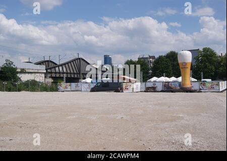 Ehemalige Postfiliale in der Klosterstraße in Berlin-Spandau, Blick von der Klosterstraße in Richtung Havel auf einen temporären Biergraten Banque D'Images