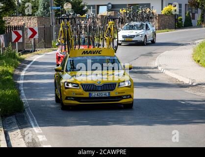 Cracovie, Pologne - 4 août 2018 : véhicule d'équipe sur la route de la course de vélo Tour de Bologne. TDP fait partie du prestigieux monde UCI Banque D'Images