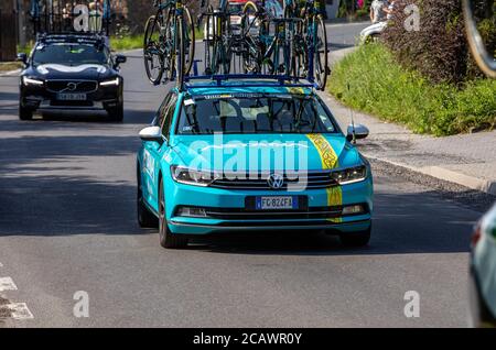 Cracovie, Pologne - 4 août 2018 : véhicule d'équipe sur la route de la course de vélo Tour de Bologne. TDP fait partie du prestigieux monde UCI Banque D'Images