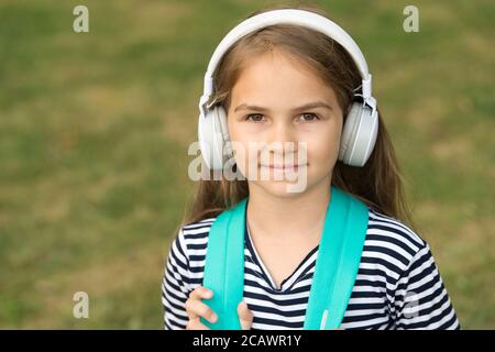 L'anglais est destiné à apprendre. Casque pour enfant de petite taille. École d'anglais. Enseignement des langues. Compétences d'écoute. Nouvelle technologie. Enseignement privé. Cours en ligne. Apprenez l'anglais en écoutant, copiez l'espace. Banque D'Images