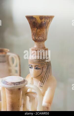 Égypte, le Caire, Musée égyptien, albâtre de Toutankhamon, de son tombeau à Louxor : détail d'un vaisseau composite, d'un vase en forme de Dieu du Nil Hapy, Banque D'Images