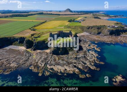 Vue aérienne du château de Tantallon, une forteresse en ruines du milieu du XIVe siècle, située à 5 kilomètres à l'est de Berwick, à Lothian est, en Écosse. Banque D'Images