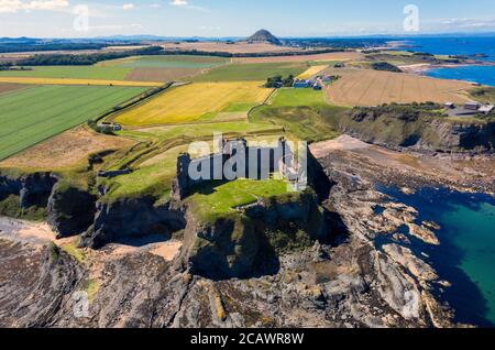 Vue aérienne du château de Tantallon, une forteresse en ruines du milieu du XIVe siècle, située à 5 kilomètres à l'est de Berwick, à Lothian est, en Écosse. Banque D'Images