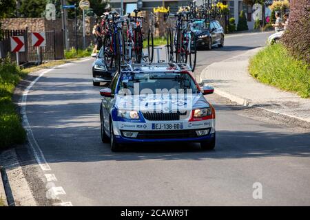 Cracovie, Pologne - 4 août 2018 : véhicule d'équipe sur la route de la course de vélo Tour de Bologne. TDP fait partie du prestigieux monde UCI Banque D'Images