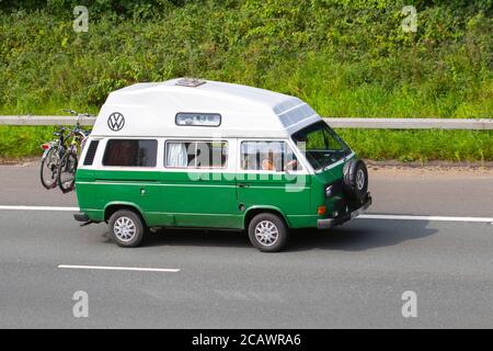 1983 80s vert blanc Volkswagen Caravelle 78Ps; Caravans et Motorhomes, camping-cars sur les routes de Grande-Bretagne, véhicule de loisirs, vacances en famille, vacances en caravane, vacances en caravane de tourisme, conversions de van, autohome Vanagon, voitures classiques, vétéran chéri, vieux timer restauré, moteurs à collectionner, patrimoine vintage, vieux conservé, collectable, resto VW Vans. Banque D'Images