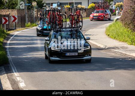 Cracovie, Pologne - 4 août 2018 : véhicule d'équipe sur la route de la course de vélo Tour de Bologne. TDP fait partie du prestigieux monde UCI Banque D'Images