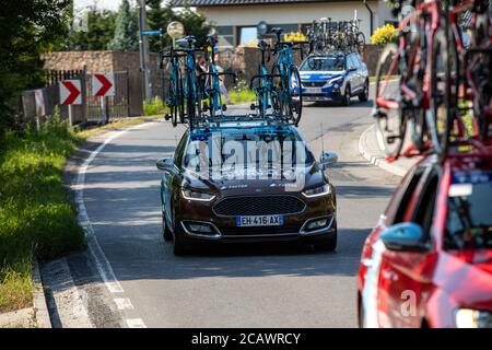 Cracovie, Pologne - 4 août 2018 : véhicule d'équipe sur la route de la course de vélo Tour de Bologne. TDP fait partie du prestigieux monde UCI Banque D'Images