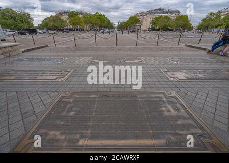 Paris, France - 07 24 2020 : plaque commémorative de l'appel de juin 18, sous l'arche du Triumphal Banque D'Images