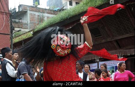 Lalitpur, Népal. 9 août 2020. Un danseur masqué, connu sous le nom de Lakhe, se perfectionne à l'occasion de la Journée internationale des peuples autochtones, dans la rue de Khokana, à Lalitpur, le 9 août 2020. Khokana, un village traditionnel et petit de Newari, est connu comme un musée vivant de la riche culture et du patrimoine indigènes, même populaire pour la production d'huile de moutarde riche depuis les temps anciens. Crédit : Sunil Sharma/ZUMA Wire/Alay Live News Banque D'Images