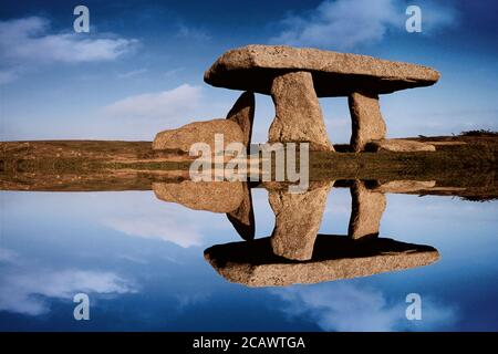 Lanyon Quoit reflet d'un ancien Dolmen néolithique de Cornwall Banque D'Images