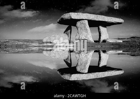 Lanyon Quoit reflet d'un ancien Dolmen néolithique de Cornwall Banque D'Images