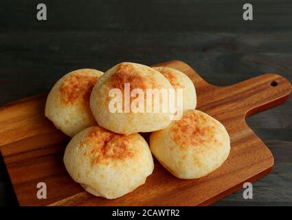 Pains au fromage brésilien maison frais ou Pao de Queijo sur une planche à pain en bois Banque D'Images