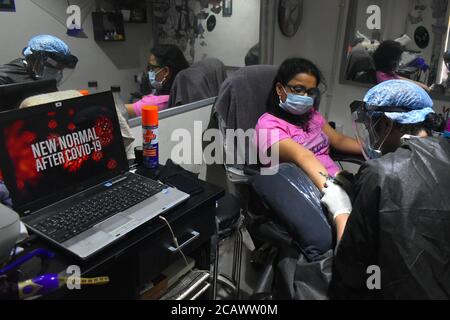 Kolkata, Inde. 09e août 2020. Debarshi Das, un artiste de tatouage travaille sur son salon de tatouage. Après les étapes de déverrouillage, il rouvre son studio avec toutes les mesures de sécurité. (Photo de Sudipta Das/Pacific Press) crédit: Pacific Press Media production Corp./Alay Live News Banque D'Images