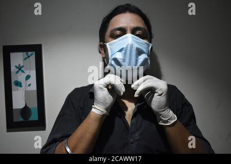 Kolkata, Inde. 09e août 2020. Debarshi Das, un artiste de tatouage travaille sur son salon de tatouage. Après les étapes de déverrouillage, il rouvre son studio avec toutes les mesures de sécurité. (Photo de Sudipta Das/Pacific Press) crédit: Pacific Press Media production Corp./Alay Live News Banque D'Images