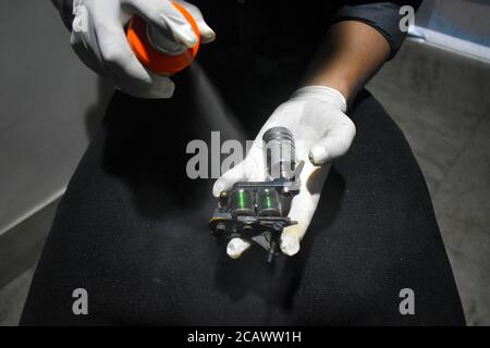 Kolkata, Inde. 09e août 2020. Debarshi Das, un artiste de tatouage travaille sur son salon de tatouage. Après les étapes de déverrouillage, il rouvre son studio avec toutes les mesures de sécurité. (Photo de Sudipta Das/Pacific Press) crédit: Pacific Press Media production Corp./Alay Live News Banque D'Images